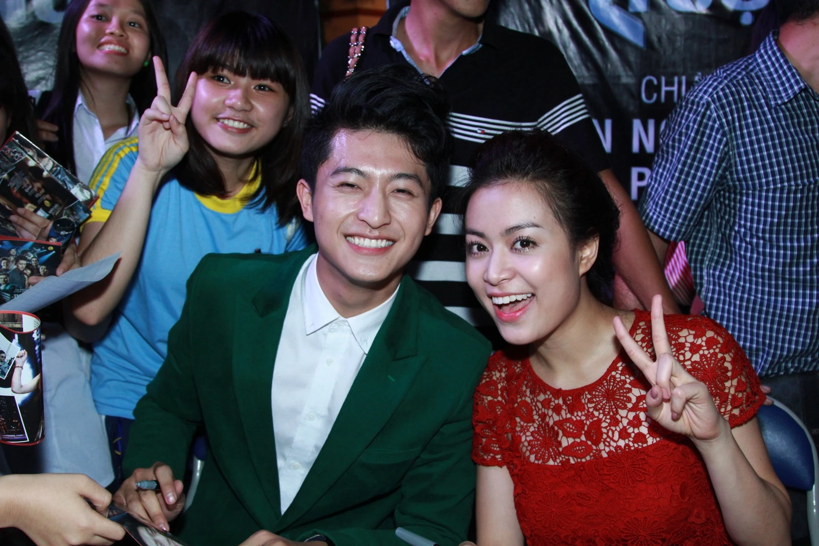 Hoàng Thùy Linh và Harry Lu chính thức quen biết nhau khi cùng tham gia đóng phim Thần tượng của đạo diễn Quang Huy. Theo nhiều thông tin hành lang, trong suốt khoảng thời gian đóng phim ở Tp.HCM, hai người đã nảy sinh tình cảm với nhau.