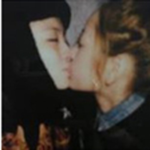 Đỉnh điểm là khi bức ảnh hai người hôn nhau bị rò rỉ trên mạng như một minh chứng nói về mối quan hệ của 2 người. Bức ảnh được tung ra vào thời điểm Chi Pu đang đi du lịch ở Thái Lan với Gil Lê.