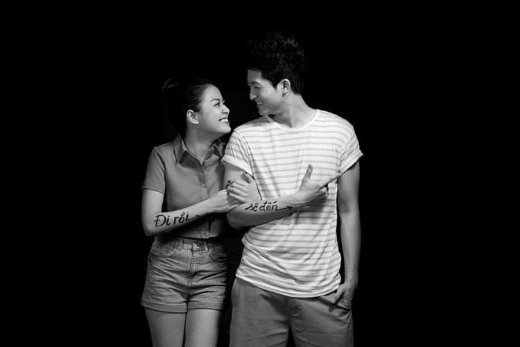 Về phía anh chàng diễn viên điển trai cũng chia sẻ Hoàng Thùy Linh rất thân thiện và không có khó gần như một ngôi sao mà mọi người vẫn tưởng tượng. Anh cho biết cả hai rất hợp nhau trong bất cứ câu chuyện nào. Dù chưa khẳng định tình cảm, nhưng Harry cũng tâm sự rằng khi đứng trước một cô gái xinh đẹp, đáng yêu như Hoàng Thùy Linh, chắc chắn sẽ không chỉ anh mà bất kỳ người đàn ông nào cũng sẽ cảm thấy rung động.