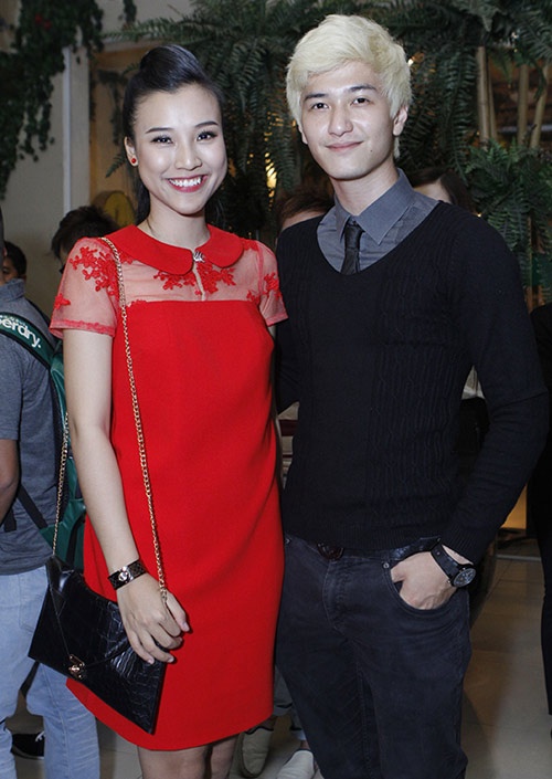 Mặc dù thường xuyên bị bắt gặp đi cùng nhau dự các sự kiện, tuy nhiên, truy cập vào trang cá nhân của cả 2 thì lại có rất ít dấu hiệu chứng tỏ việc 2 người đang hẹn hò. Tuy nhiên, đến thời điểm này cả hai đều chưa một lần khẳng định mối quan hệ này.