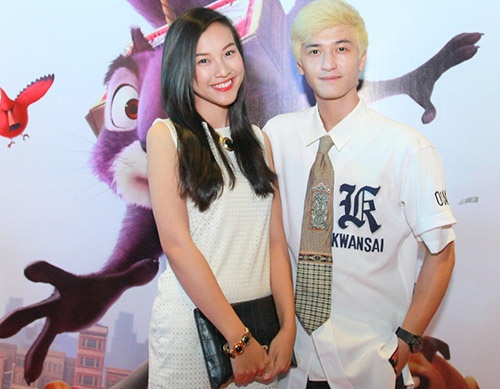 Hoàng Oanh là sinh viên Khoa Ngữ Văn Anh trường ĐH Khoa học xã hội và nhân văn, cô từng tham gia làm người mẫu teen, đóng MV. Năm 2012, cô đăng quang ngôi vị Á hậu của cuộc thi Hoa hậu Phụ nữ Việt Nam qua ảnh. Từ ngày gia nhập showbiz, Hoàng Oanh là một trong những người đẹp không vướng vào các scandal cũng như kín tiếng về vấn đề cá nhân.