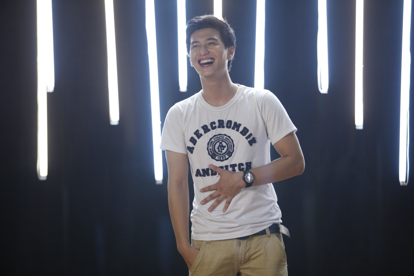 Trong khi đó, Huỳnh Anh dù không còn là cái tên quá nóng như trước đây, nhưng anh chàng vẫn có chỗ đứng nhất định trong showbiz qua hàng loạt vai diễn trên truyền hình lẫn màn ảnh rộng. Nhiều ý kiến cho rằng sau khi chấm dứt mối tình kéo dài 2 năm với Kỳ Hân, Huỳnh Anh cũng trở nên kín tiếng hơn trong chuyện tình cảm và đó là lý do anh chưa muốn công khai đang hẹn hò Hoàng Anh.