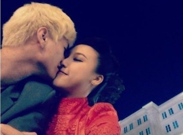 Sau thời gian ngắn tuyên bố chia tay bạn gái là người mẫu Kỳ Hân, chuyện tình cảm của hot boy Huỳnh Anh tiếp tục được chú ý với thông tin anh đang hẹn hò Á hậu Hoàng Oanh. Sự việc bắt nguồn khi một hình ảnh ghi lại khoảnh khắc “khóa môi” khá ngọt ngào của 2 nhân vật chính được chia sẻ trên mạng