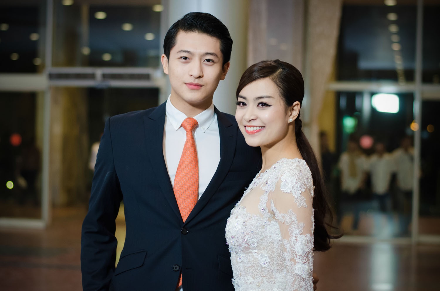 Tiếp đó, không chỉ thường xuyên chia sẻ hình ảnh chụp ảnh cùng nhau, Hoàng Thùy Linh và Harry Lu khi cùng nhau tham gia tại các sự kiện có sự xuất hiện của nhiều người cũng không ngần ngại có những hành động vô cùng thân mật như một đôi tình nhân đang yêu nhau say đắm.