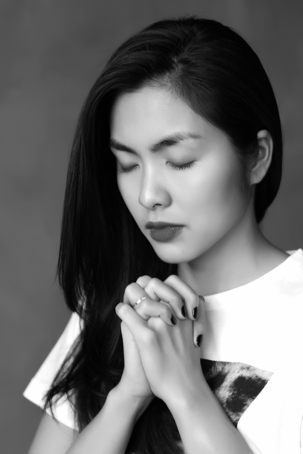 Luôn hỗ trợ nhau trong công việc cũng như cuộc sống, gần đây, khi được biết Ngô Thanh Vân đang chuẩn bị cho chương trình từ thiện Vết sẹo cuộc đời 5, Tăng Thanh Hà đã giúp đỡ nhiệt tình người chị của mình khi tham gia tham gia làm người mẫu trong bộ ảnh Lời nguyện cầu (The Prayer) .