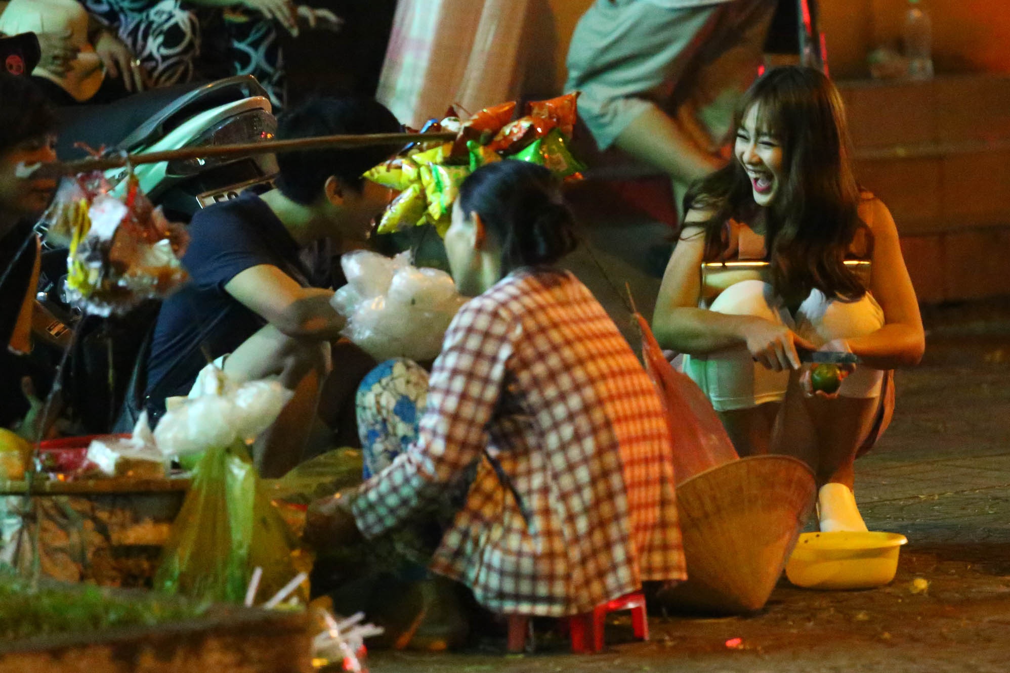 Kha Ngan ngoi tren via he lam banh trang tron hinh anh