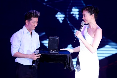 Tương tự, khi Ngô Thanh Vân tổ chức chương trình từ thiện nào, Đàm Vĩnh Hưng đều không từ chối tham gia, và nhiệt tình giúp em gái xuống sân khấu tới từng người đấu giá sản phẩm cho chương trình.  