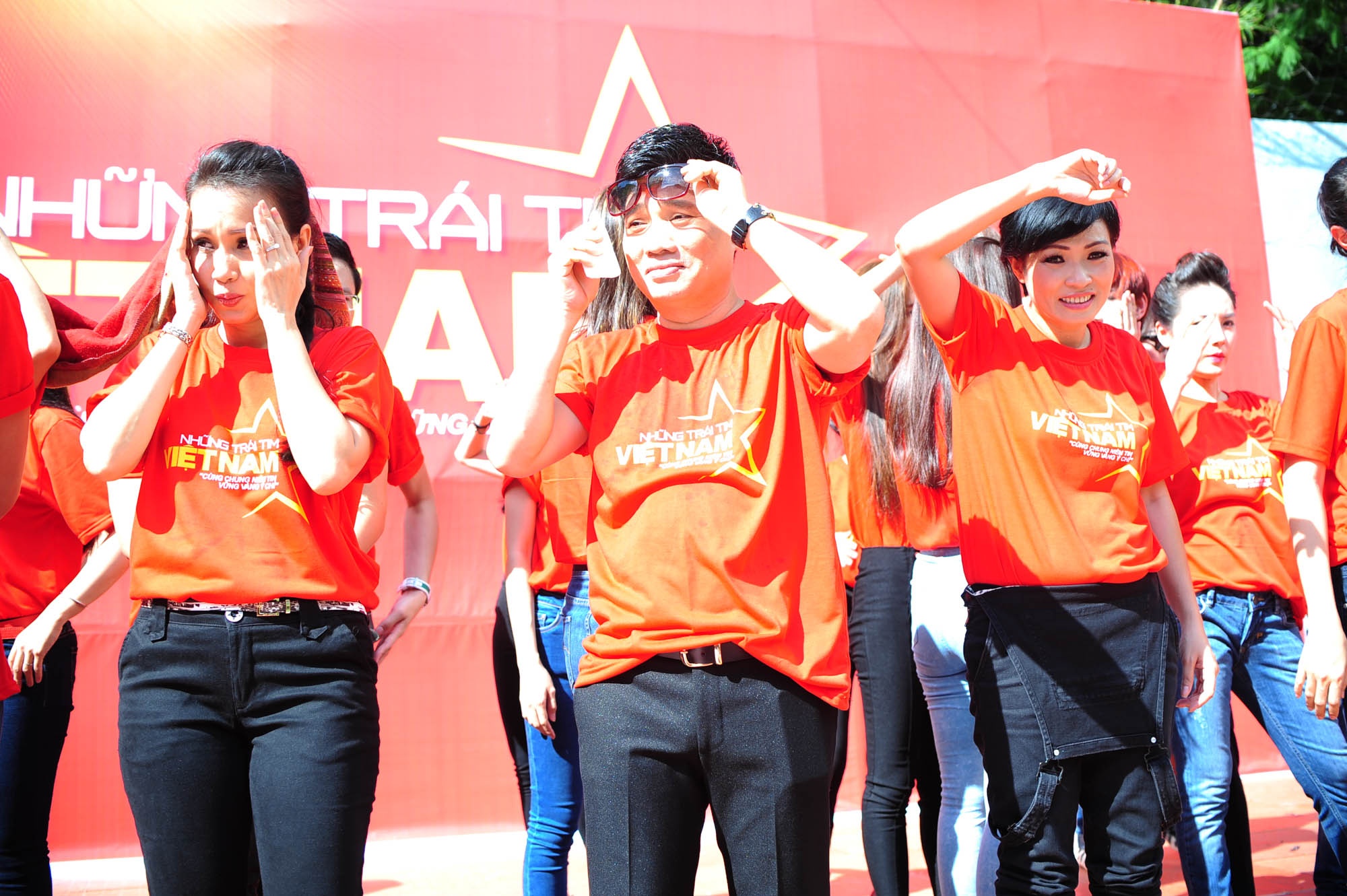 Sao Viet doi nang gat de quay MV vi Bien Dong hinh anh