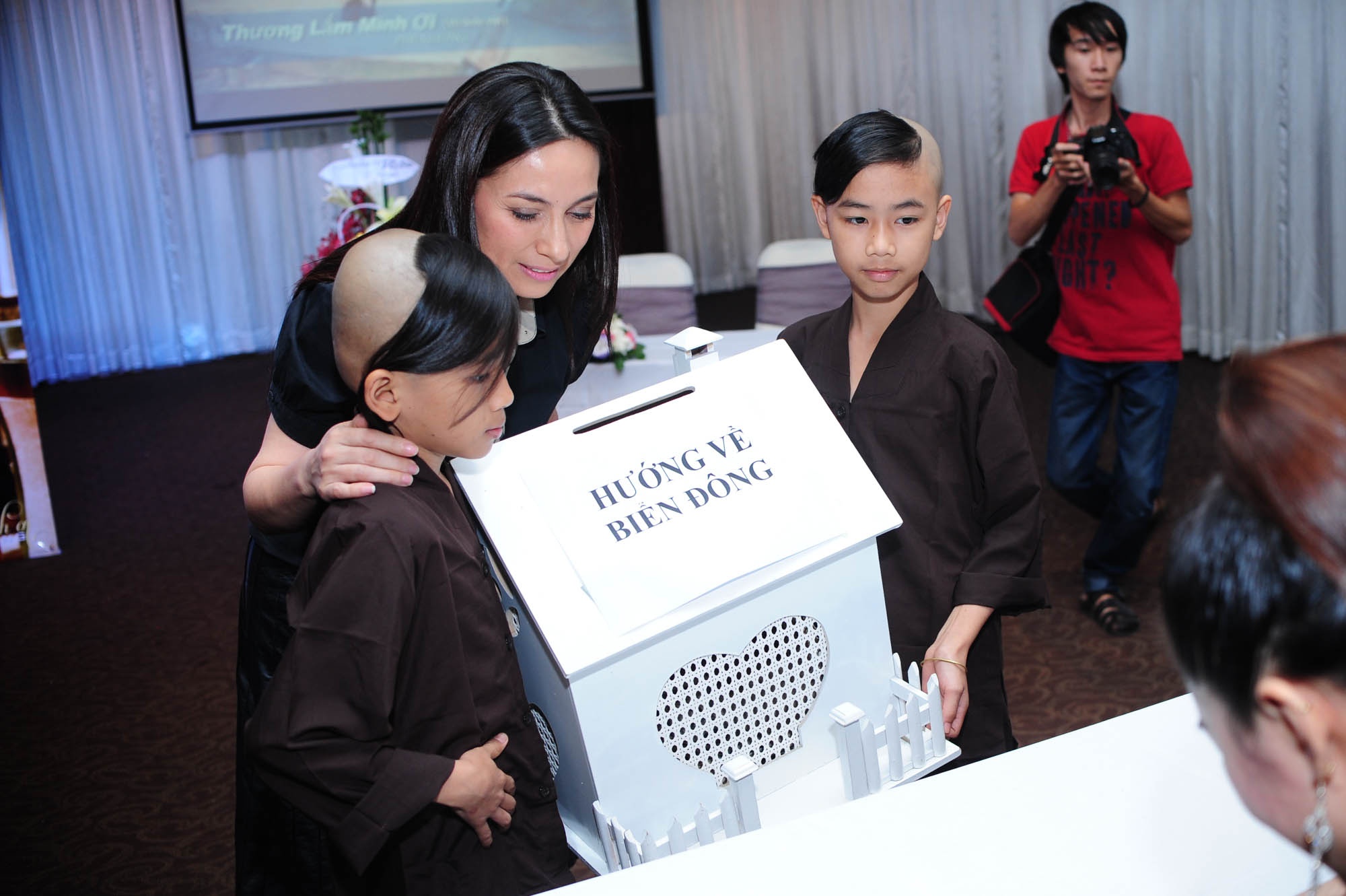 Phi Nhung cung con nuoi di quyen gop cho quy Bien Dong hinh anh