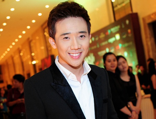 Tran Thanh tuoi cuoi di du tiec sau on ao voi ban gai cu hinh anh