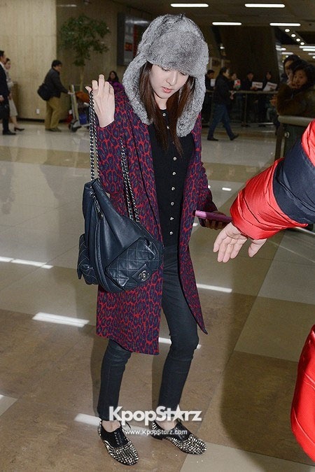 Thích mặc những trang phục rộng rãi, thoải mái nhưng Dara (2NE1) vẫn phải diện đồ cầu kì khi xuất hiện ở sân bay. 
