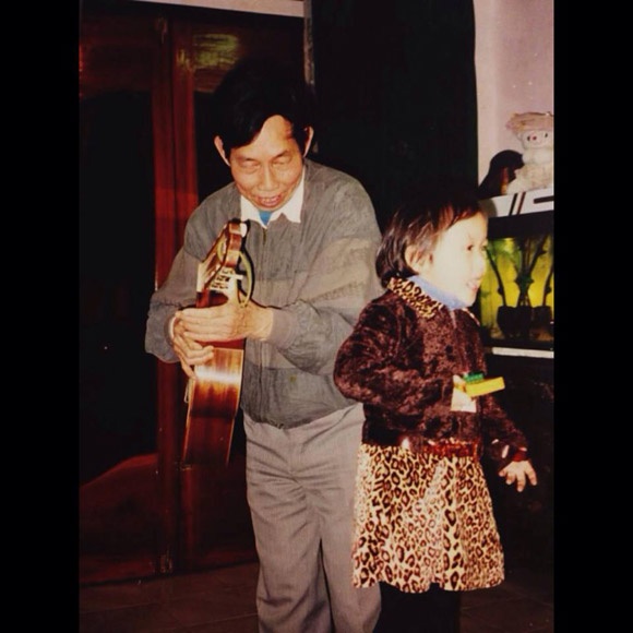 Nhạc sĩ Thuận Yến chụp ảnh với cháu gái Thiện Thanh - con gái Thanh Lam.