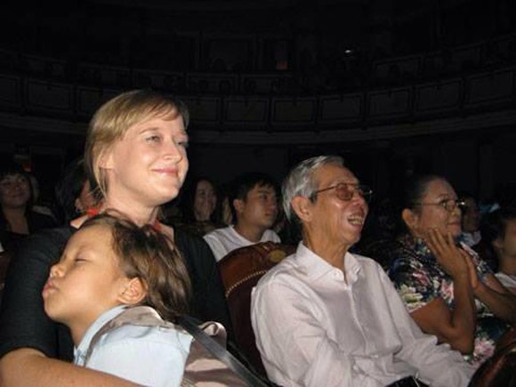 Chụp ảnh cùng con dâu - vợ DJ Trí Minh.