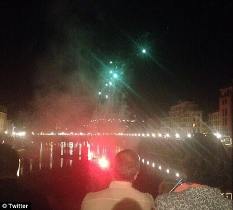 Pháo hoa trên thành phố Florence khi Kim và Kanye mừng lễ cưới.