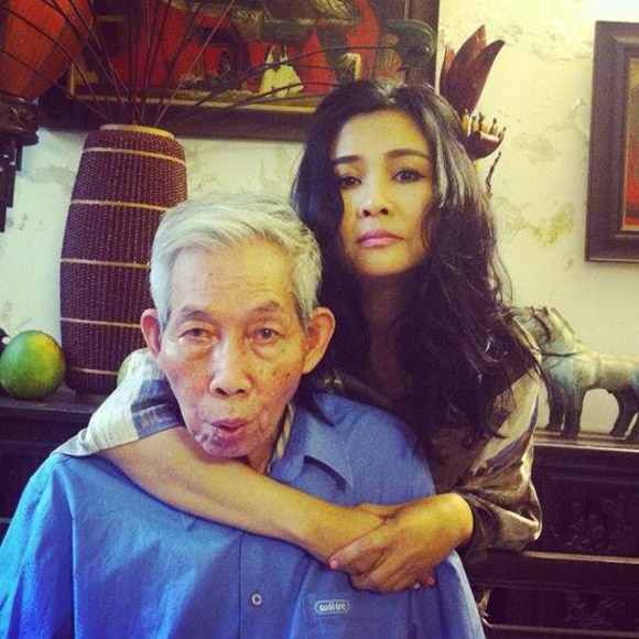 Nhạc sĩ Thuận Yến chụp ảnh với con gái Thanh Lam.