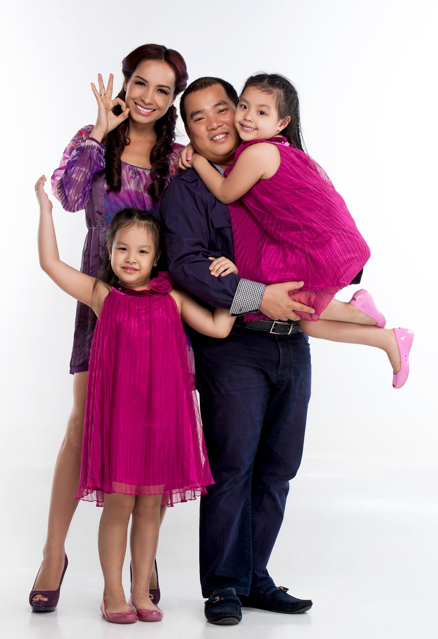 Vợ chồng Thúy Hạnh - Minh Khang và hai cô con gái Suli - Suti.