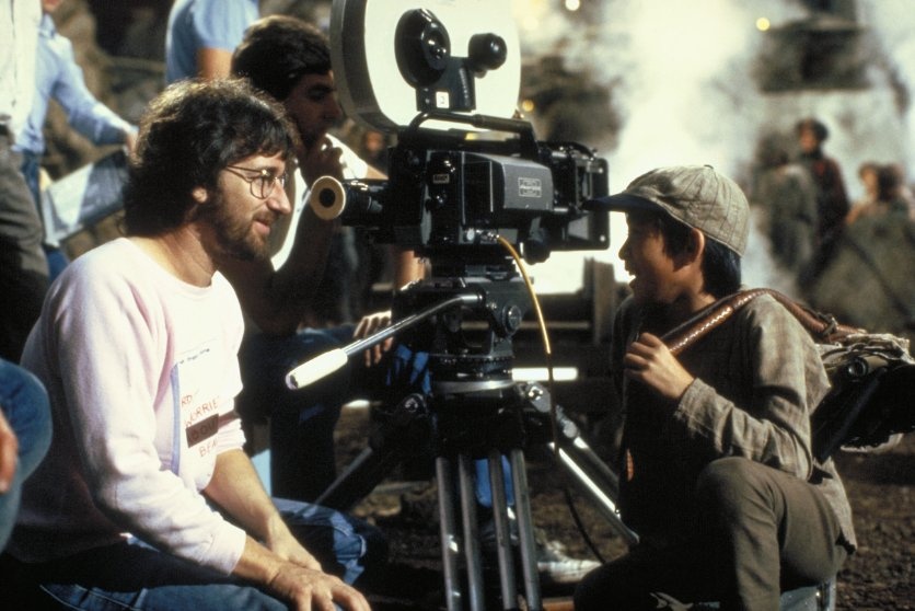 Đạo diễn Steven Spielberg trò chuyện cùng cậu diễn viên nhí Quan Kế Huy.   