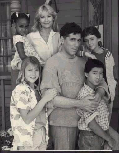 Quan Kế Huy (hàng dưới bên phải) trong loạt phim truyền hình Together We Stand.