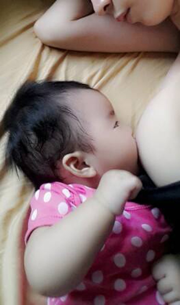 Trong bức ảnh, bé Thỏ - con gái Xuân Lan- trông khá bụ bẫm, cứng cáp đang rất thoải mái tận hưởng bầu sữa mẹ. Khoảnh khắc thể hiện tình mẫu tử thiêng liêng của mẹ con Xuân Lan khiến rất nhiều người thích thú và cảm động. Mặc dù là bà mẹ đơn thân nhưng siêu mẫu không ngại khoe hình ảnh con từng ngày lớn khôn trên trang cá nhân.