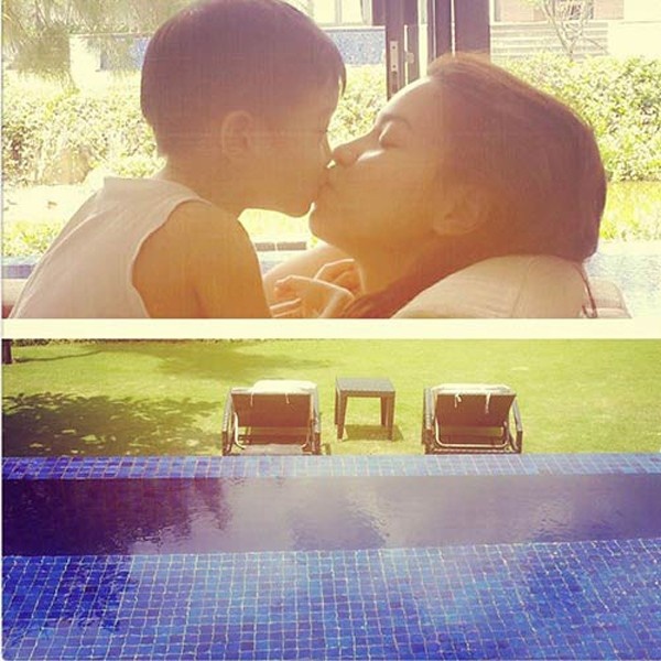 Trong dịp nghỉ lễ 30/4 vừa qua, Hồ Ngọc Hà chọn Đà Nẵng làm điểm đến cho gia đình nhỏ. Tại một resort sang trọng, nữ ca sĩ và cậu con trai nằm thư giãn bên cạnh bể bơi. Hồ Ngọc Hà còn khoe bức ảnh hai mẹ con thơm môi tình cảm.