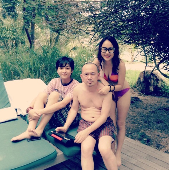 Hiện tại, dù bận rộn với công việc nhưng anh nếu có cơ hội cả ba bố con vẫn thường đi du lịch. Quốc Trung cũng định hướng rất nhiều cho con đường nghệ thuật của con.