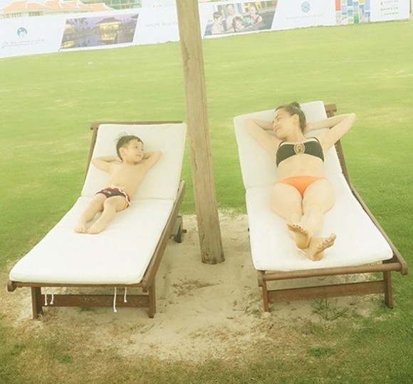 Mới đây, giọng ca Tìm lại giấc mơ chia sẻ hình ảnh hai mẹ con đang tắm nắng cùng nhau. Hình ảnh dễ thương này nhanh chóng nhận được hàng nghìn lượt like và nhiều bình luận của khán giả. Hà Hồ và Subeo thậm chí còn được ví là 