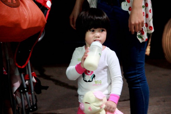 Hiện tại, cả hai mẹ con sinh sống tại Mỹ, cách đây chưa đầy 1 tuần, cô đưa con về Việt Nam để hoàn thành nốt một bộ phim.