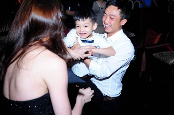 Khoanh khac yeu thuong cua sao Viet ben con hinh anh