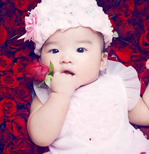 Kể từ khi sinh bé Thỏ, công chúng thấy một Xuân Lan rất khác: dịu dàng hơn, đằm thắm hơn. Nếu như trước đây, người ta chỉ thấy một Xuân Lan 