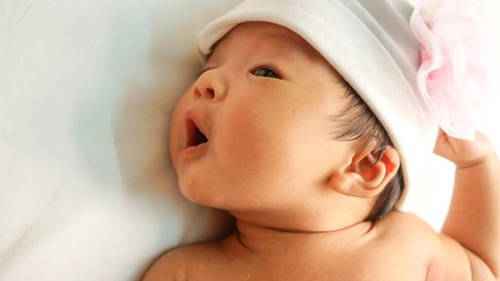 Xuân Lan tiết lộ, đây là khoảnh khắc bé Thỏ đòi ti mẹ. Không giống như những người mẫu khác, Xuân Lan nuôi con hoàn toàn bằng sữa mẹ trong những tháng đầu tiên.