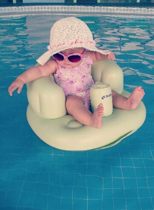 Luna chủ yếu sống với mẹ và ông bà ngoại trong TP.HCM. Thi thoảng, cô lại được mẹ đưa ra Hà Nội để thăm ông bà nội.