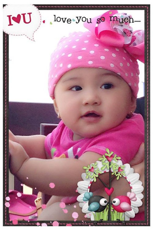 Cũng giống như các bậc cha mẹ khác, Jennifer Phạm rất thích cho cô công chúa nhỏ của mình mặc những bộ trang phục màu hồng. Bé Na khá bụ bẫm và có nhiều nét giống bố - doanh nhân Đức Hải.