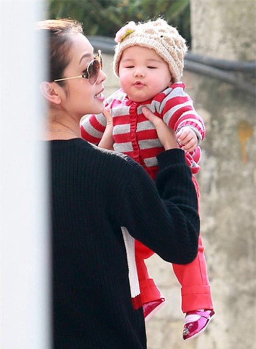 Trong thời gian đầu, Jennifer Phạm thường ít chia sẻ hình ảnh cô công chúa nhỏ với người hâm mộ. Nhưng về sau, cô càng thoải mái hơn. 