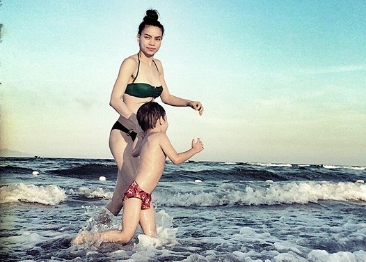 Ha Ho cung con trai Subeo tung tang tren bien hinh anh