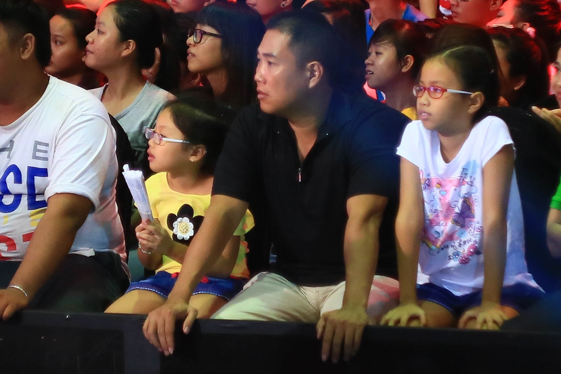 Con gai Cam Ly ung ho me tren ghe nong The Voice Kids hinh anh