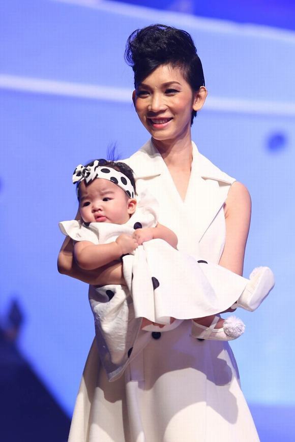 Được đánh giá là siêu mẫu lạnh lùng, không bao giờ cười trên sàn catwalk nhưng khi cùng con gái diễn thời trang, nụ cười đã luôn nở trên môi Xuân Lan.