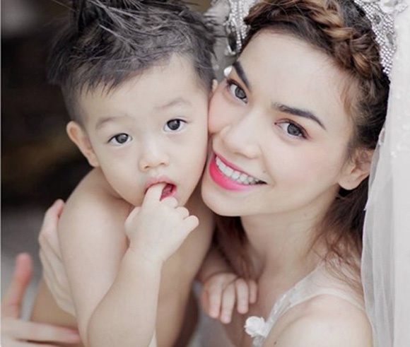 Trước đó, khoảnh khắc Subeo ngây thơ, trong sáng chụp ảnh cùng Hồ Ngọc Hà - mặc trang phục cô dâu cũng gây sốt trên mạng.