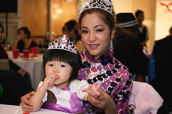 Con gái Nguyệt Cát của Thúy Nga ngủ vô lo vô nghĩ trong một bức hình khá đẹp cùng mẹ. Trong một bức ảnh khác danh hài và con cùng đội vương miện xinh xắn.