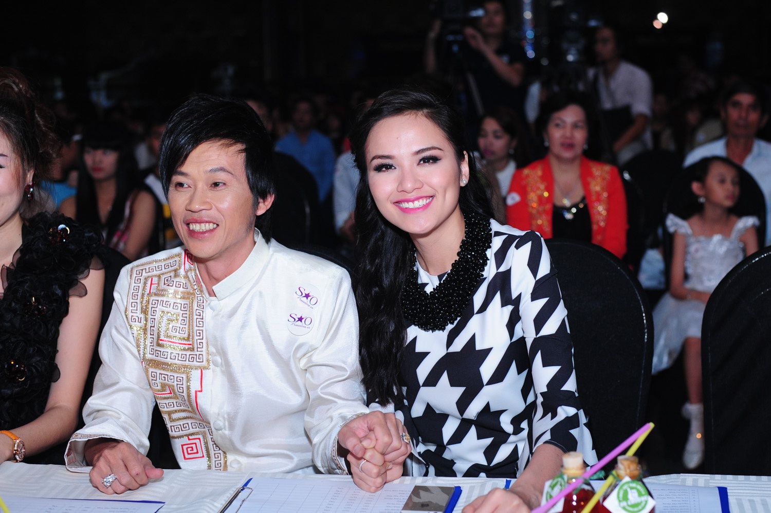 Hoai Linh nam chat tay Diem Huong tren ghe nong hinh anh