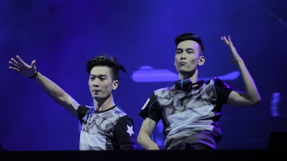 Phần hoà âm giữa các bài được tính toán kỹ để ăn khớp với nhau nên set nhạc hoà hợp, có những khúc không thể phân biệt được ranh giới giữa các bài