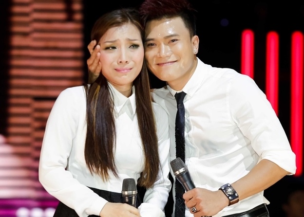 Hong Ngoc bat khoc vi bo benh nang tren san khau liveshow hinh anh