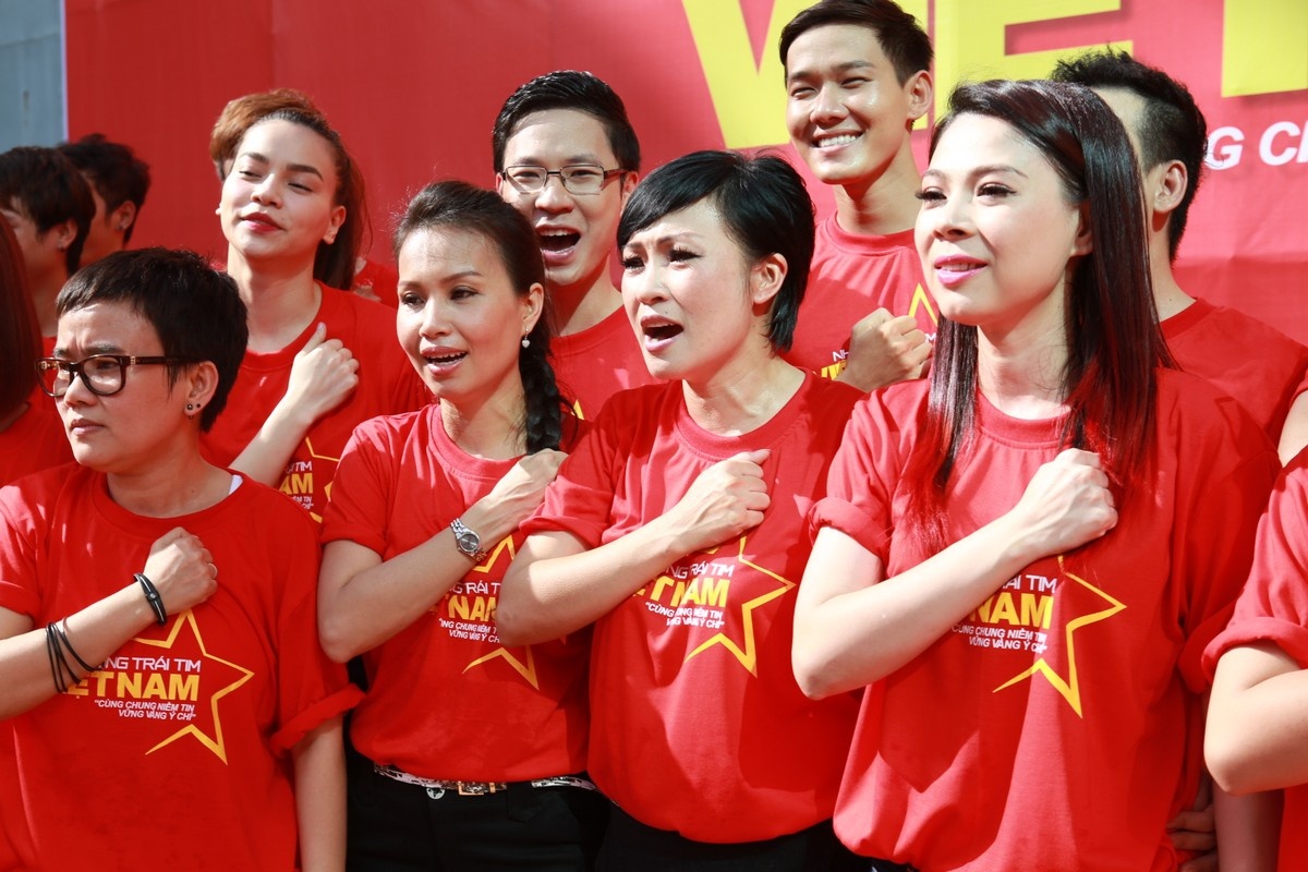MV Nhung trai tim Viet Nam - 100 nghe si hinh anh