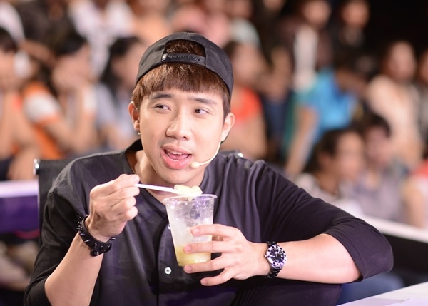 Tran Thanh nhiet tinh dua gion tren ghe nong hinh anh