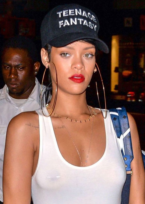 Rihanna sở hữu nhiều mẫu khoe lạ tại đầu ngực.