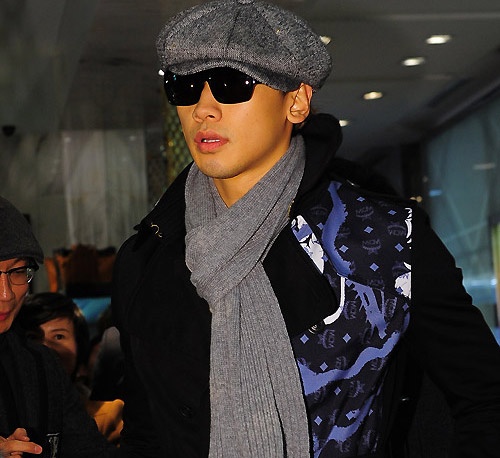 Bi Rian thường xuyên đeo kính râm đi sự sự kiện.