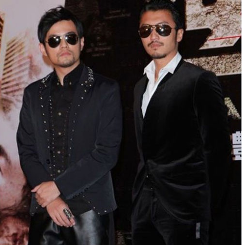 Tạ Đình Phong là chuyên gia đeo kính râm khi trời tối.