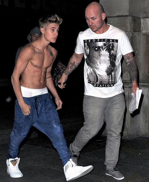 Justin Bieber khoe nội y 