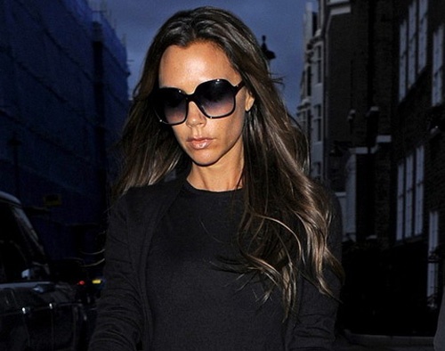 Vic thường xuyên đeo kính râm bất kể sáng tối nắng mưa.