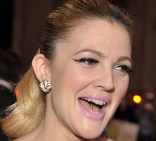 Drew Barrymore đeo khuyên vàng giữa lưỡi.