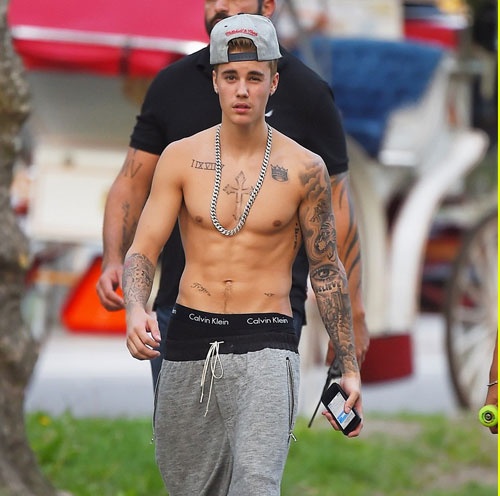 Chàng trai trẻ đã từng khiến mọi người giật mình thảng thốt khi xuất hiện trên phố với chiếc quần jeans gần như tụt xuống đùi.